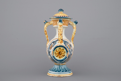 Un ensemble de 3 pichets trompeurs en forme de tonneau, Talavera, Espagne, ca. 1820